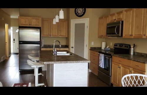 Dawson Creek Casa | 3 Bedroom Stylish Townhouse in a quite neighbourhood within town