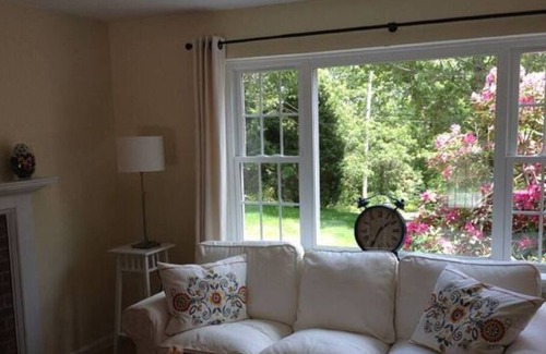 West Barnstable Casa | 3 Bedroom Sunny Cape Style
