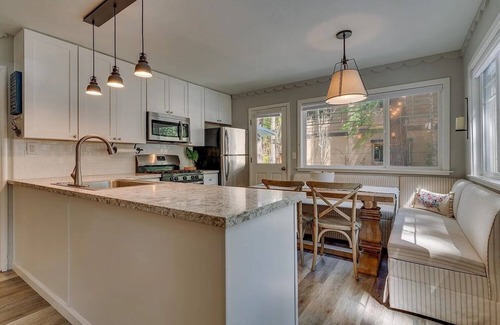Tahoe Pines Chalet De Esquí | 3-Bedroom Tahoe Retreat, Steps to the Lake, Private Pier, Minutes to Ski Resorts