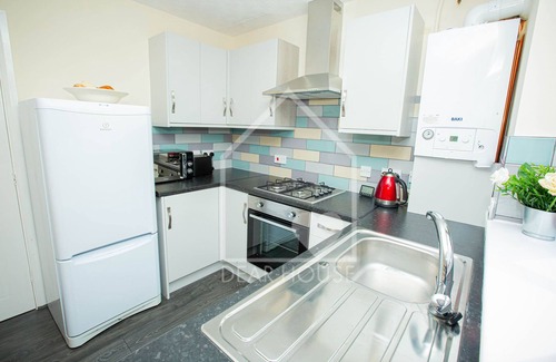Corby Casa | Casa adosada de 3 habitaciones Corby. Capacidad para 6 personas, WiFi, estacionamiento gratuito
