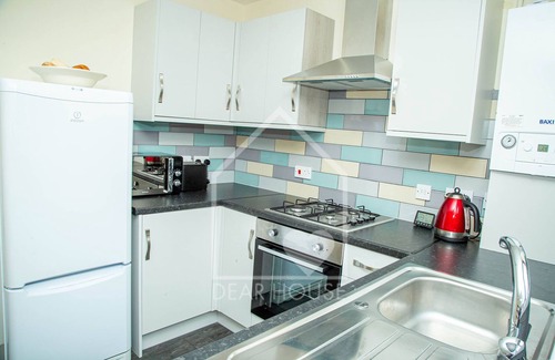 Corby Casa | Casa adosada de 3 habitaciones Corby. Capacidad para 6 personas, WiFi, estacionamiento gratuito