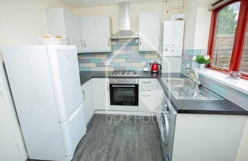 Corby Casa | Casa adosada de 3 habitaciones Corby. Capacidad para 6 personas, WiFi, estacionamiento gratuito
