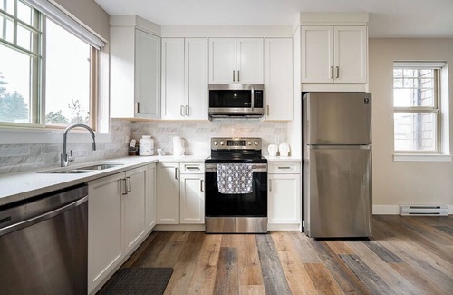 Abbotsford Casa | 3-bedroom townhome in lovely Abbotsford with WiFi, AC