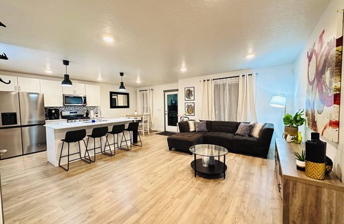Magna Casa | 3-bedroom townhome in fantastic Magna with AC, WiFi. Enjoy your stay