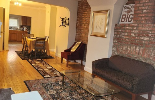 Downtown Baltimore Casa | 3-bedroom townhome in fantastic Baltimore with AC, WiFi.
