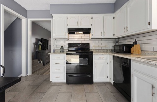 South Kansas City Casa | 3-bedroom townhome in charming Kansas City with WiFi, AC