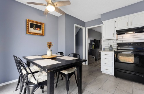 South Kansas City Casa | 3-bedroom townhome in charming Kansas City with WiFi, AC