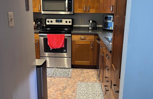 Newington Casa | 3-bedroom townhome in fantastic Springfield with Wi-Fi & fully equipped kitchen.