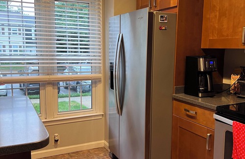 Newington Casa | 3-bedroom townhome in fantastic Springfield with Wi-Fi & fully equipped kitchen.
