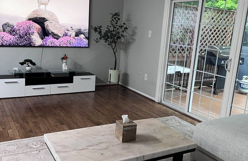 Newington Casa | 3-bedroom townhome in fantastic Springfield with Wi-Fi & fully equipped kitchen.