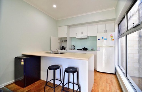Adelaide Central Business District Casa | 3-Bedroom Townhouse in Heart of Adelaide with Parking