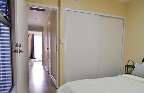 Adelaide Central Business District Casa | 3-Bedroom Townhouse in Heart of Adelaide with Parking