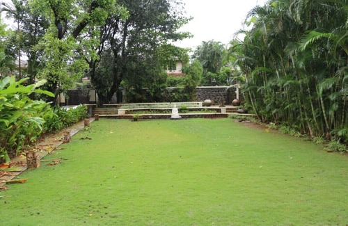 Kune N.m. Villa | Villa de 3 dormitorios con piscina, césped, sala de juegos y una discoteca.