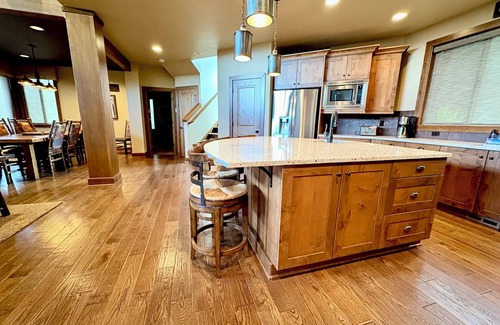 Cle Elum Casa | 3 Bedroom w/ Game Room / Gourmet Kitchen / Community Pool - MNT VIEW IS AMAZING!