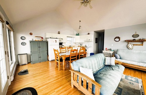 Russellville Casa | 3 Bedroom Waterfront bungalow on the banks of the Miramichi River