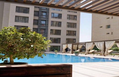 Bneid Al Qar Apartamento | 3 dormitorios con un gran balcón.