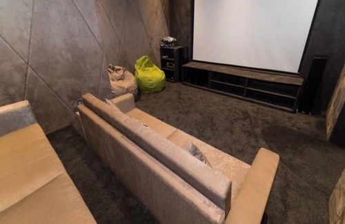 Bneid Al Qar Apartamento | 3 dormitorios con un gran balcón.