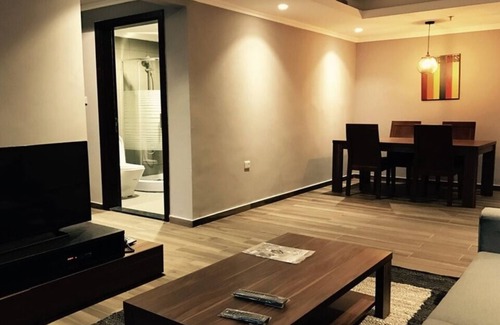 Bneid Al Qar Apartamento | 3 dormitorios con un gran balcón.