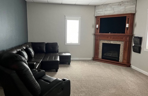 Watford City Apartamento | 3 Bedroom with Jacuzzi and daily breakfast!