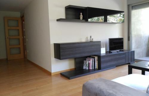 Sant Adria de Besos Apartamento | 3 BEDROOMS, 2 BATHROOMS FOR 6 PAX, SWIMMING POOL, FREE PARKING and NEAR THE BEACH!