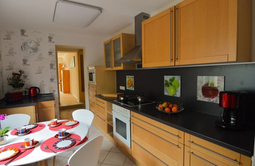 Vehra Casa | 3 dormitorios, 2 baños, amplia sala de estar, WiFi, zona tranquila, moderna, elegante,