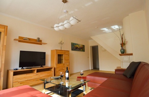 Vehra Casa | 3 dormitorios, 2 baños, amplia sala de estar, WiFi, zona tranquila, moderna, elegante,