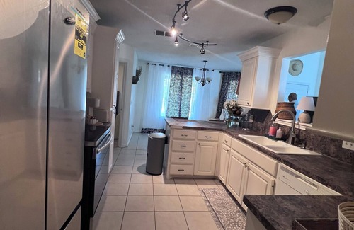 Lubbock Casa | 3-bedrooms 2 bathrooms, living room , patio house in pleasant Lubbock with AC