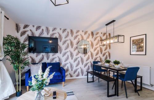 Speke Casa | 3 Bedrooms Driveway Walk 2 JLR Halewood Airport - 5 Beds- 3 WC-Speke Boulevard-South Liverpool-Sleeps 9 - Fully Equipped- Docks- Waterfront Bank Arena Liverpool by Arz Stays