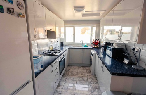 Andover Casa | 3 Bedrooms - Sleeps 8 - Wifi - 3 Car Parking