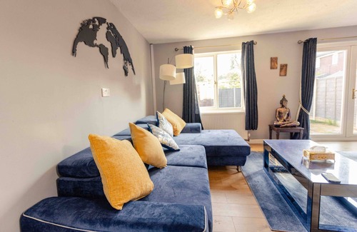 Andover Casa | 3 Bedrooms - Sleeps 8 - Wifi - 3 Car Parking