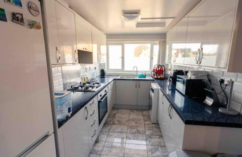 Andover Casa | 3 Bedrooms - Sleeps 8 - Wifi - 3 Car Parking