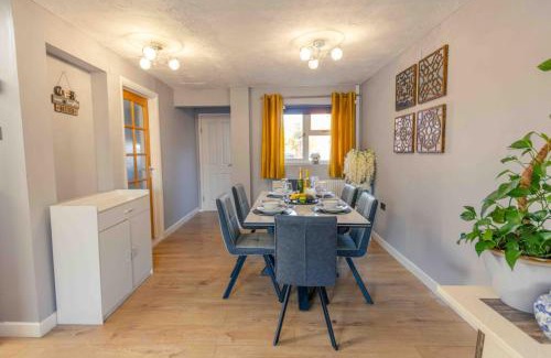 Andover Casa | 3 Bedrooms - Sleeps 8 - Wifi - 3 Car Parking