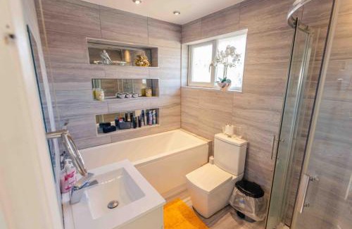Andover Casa | 3 Bedrooms - Sleeps 8 - Wifi - 3 Car Parking