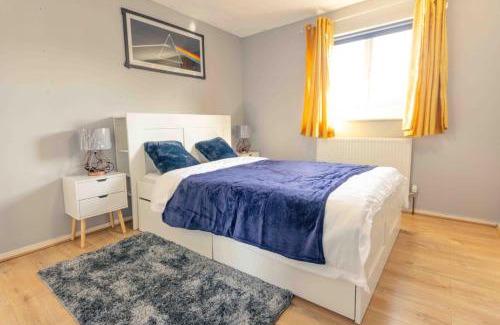 Andover Casa | 3 Bedrooms - Sleeps 8 - Wifi - 3 Car Parking