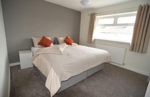 St Helens Apartamento | 3 Bedrooms, Spacious, off road parking, Minimum 2 Nights