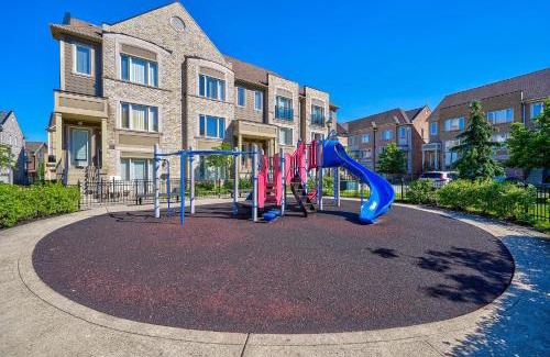 Churchill Meadows Casa | 3 Bedrooms Townhouse Near Square One, Ridgeway Plaza & Toronto Airport with 2 Parkings