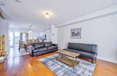 Churchill Meadows Casa | 3 Bedrooms Townhouse Near Square One, Ridgeway Plaza & Toronto Airport with 2 Parkings