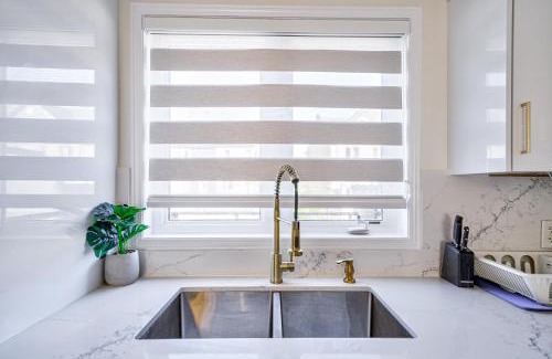 Churchill Meadows Casa | 3 Bedrooms Townhouse Near Square One, Ridgeway Plaza & Toronto Airport with 2 Parkings