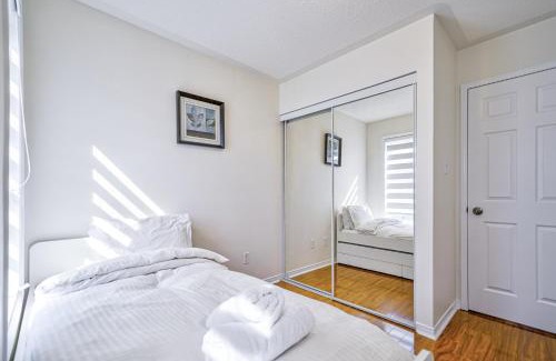 Churchill Meadows Casa | 3 Bedrooms Townhouse Near Square One, Ridgeway Plaza & Toronto Airport with 2 Parkings