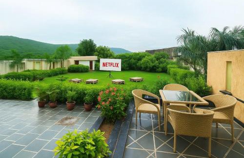 Jamdoli Villa | 3 BHK Luxury Farm with swimming pool ,Jacuzzi ,open air screen & lawn for Big Groups