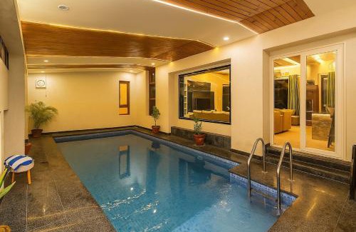 Jamdoli Villa | 3 BHK Luxury Farm with swimming pool ,Jacuzzi ,open air screen & lawn for Big Groups
