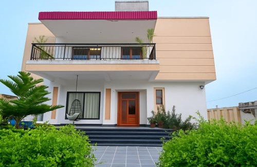 Jamdoli Villa | 3 BHK Luxury Farm with swimming pool ,Jacuzzi ,open air screen & lawn for Big Groups