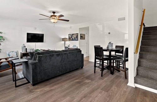 Cape Caneveral Beach Gardens Casa | 3 BR 1.5 BATH, Near Nasa, SpaceX, & 4 Blocks to Beach! 50 Minutes to Orlando.