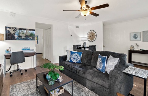 Cape Caneveral Beach Gardens Casa | 3 BR 1.5 BATH, Near Nasa, SpaceX, & 4 Blocks to Beach! 50 Minutes to Orlando.
