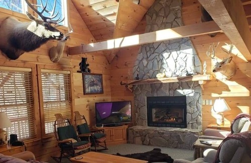 Maggie Valley Cabina | 3 BR 2 1/2 BA Log Home with Creekside View, Hot Tub, Game Room & Fire Pit!