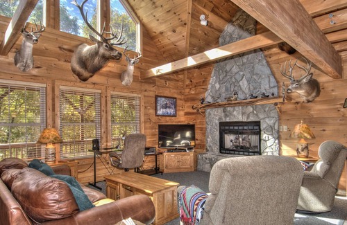 Maggie Valley Cabina | 3 BR 2 1/2 BA Log Home with Creekside View, Hot Tub, Game Room & Fire Pit!