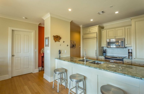 East End Condominio | 3 BR 2 Bath Condo located in the town center - walk to shops and restaurants!