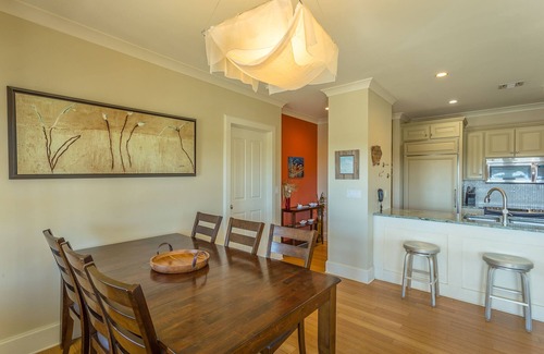 East End Condominio | 3 BR 2 Bath Condo located in the town center - walk to shops and restaurants!
