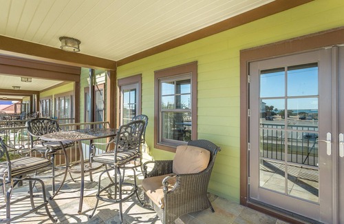 East End Condominio | 3 BR 2 Bath Condo located in the town center - walk to shops and restaurants!