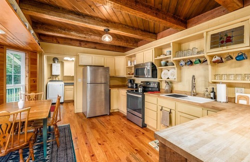 New Plymouth Casa | 3 BR/3.5 BA w/ Hot Tub & 12 min drive to Ash Cave